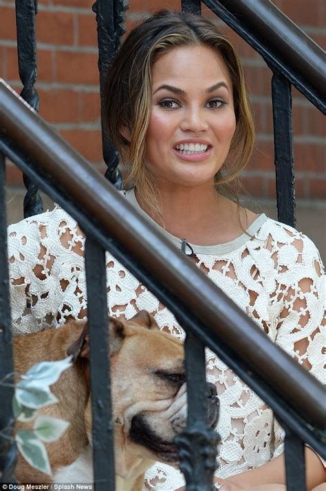Chrissy Teigen In Nyc For Talk Stoop With Host Cat Greenleaf Daily Mail Online