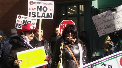Protesters Outside Masjid Toronto Call For Ban On Islam As Muslims Pray Inside Toronto Cbc News