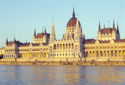 L'ungheria ha importato per il 75 % dagli stati membri dell'ue: Budapest: Il maestoso parlamento di Pest al tramonto ...