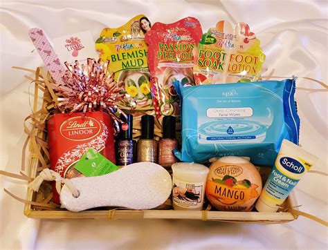 The pamper hamper includes goodies to go on bodies as well as in them. Pamper gift hamper | Xmas hampers, Christmas gift hampers ...
