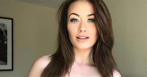 Jess Impiazzi Takes Fans To Boobotpia With Cleavage Pumping Session