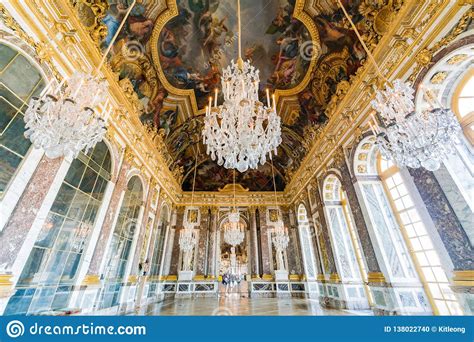 salão dos espelhos do palácio famoso de versalhes imagem editorial