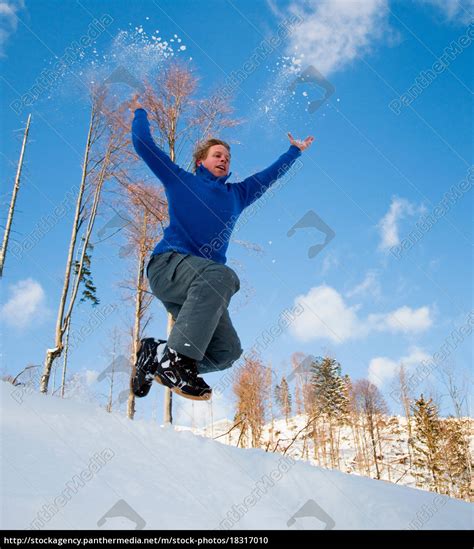 Mann springt in den Schnee - Stockfoto - #18317010 | Bildagentur