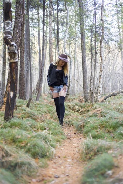 Chica Joven Hermosa Que Camina Abajo Del Camino En El Bosque Foto De Archivo Imagen De