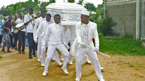Au Ghana Les Porteurs De Cercueils Dansent Avec Les Morts