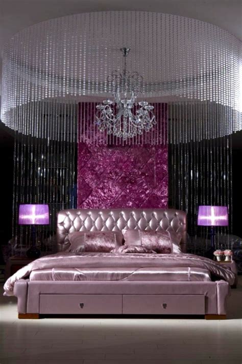 So kommt die koloration nicht nur an der wand zum einsatz, sondern wird auch in der dekoration und den. Luxus lila Schlafzimmer - Einrichtungsideen für eitle Damen