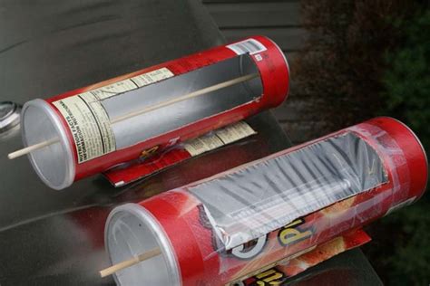 Here Is How You Can Make A Solar Hot Dog Cooker Using A Pringles Can