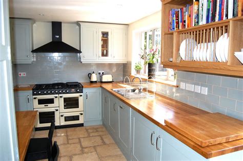 Give your old cabinets a makeover and change the entire look of your kitchen with just a fresh coat of paint. Handmade Kitchen Denmead in Hampshire - Higham Furniture
