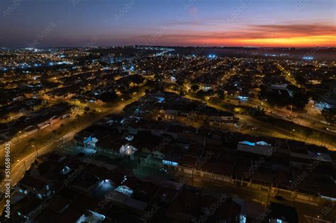 Vista aérea da cidade de Paulínia durante a noite Pôr do sol no