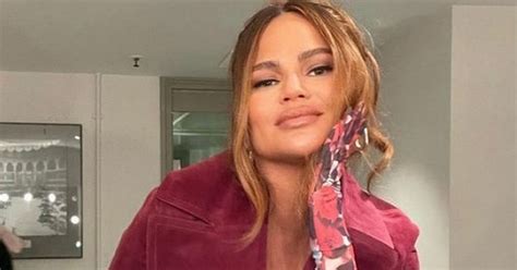 Chrissy Teigen Strips Naked For Candid Snap As She Admits To Having ‘very Long Toes Daily Star