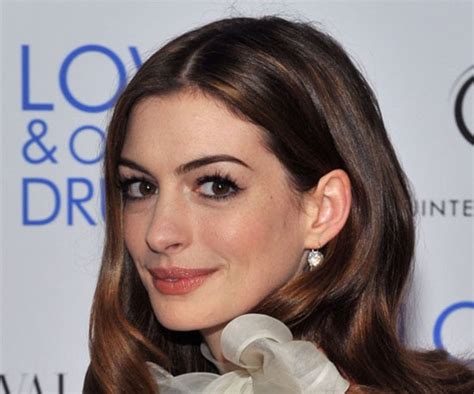 Anne Hathaways Makeup Look At The Love And Other Drugs Nyc Premiere