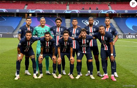 Une équipe à votre service. L'équipe du PSG (Paris Saint-Germain) lors de la finale de ...