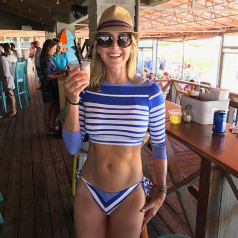 Lara Spencer S Bathing Suit Photo Will Abs Olutely Inspire You To Hit The Gym