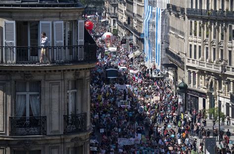 In Paris Sind Am Samstag Zehntausende Franzosen Aus Protest Gegen Den Präsidenten Emmanuel