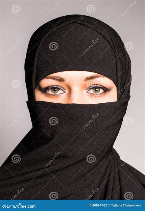 Портрет арабской молодой женщины с ее красивыми голубыми глазами в традиционном исламском Niqab