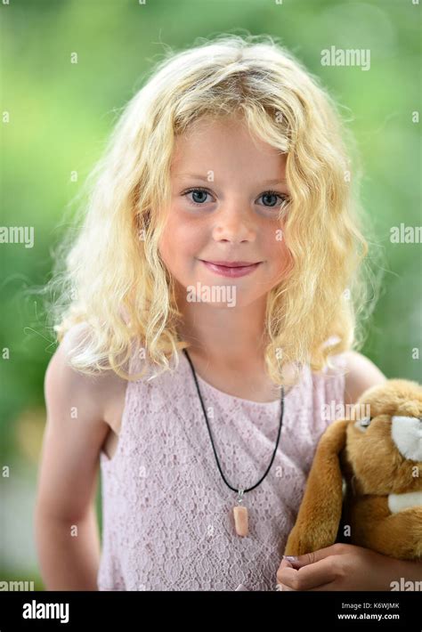 Kleines Mädchen Mit Blondem Haar Und Kuscheltier Schweden