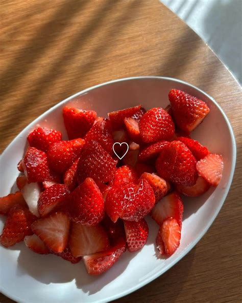 松本恵奈さんのインスタグラム写真 松本恵奈instagram ポソっと イチゴ食べたいなぁー と呟いたら これ、ママ食べたかったんだ