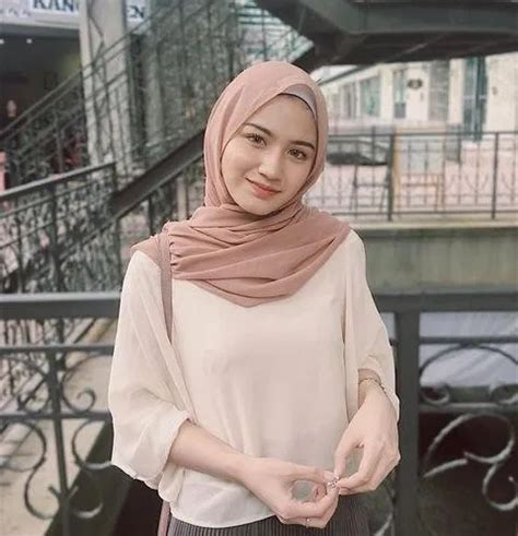 10 Warna Hijab Yang Berpadu Serasi Dengan Baju Warna Nude