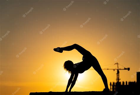 Premium Photo Female Gymnast Showing Her Flexibility And Split During
