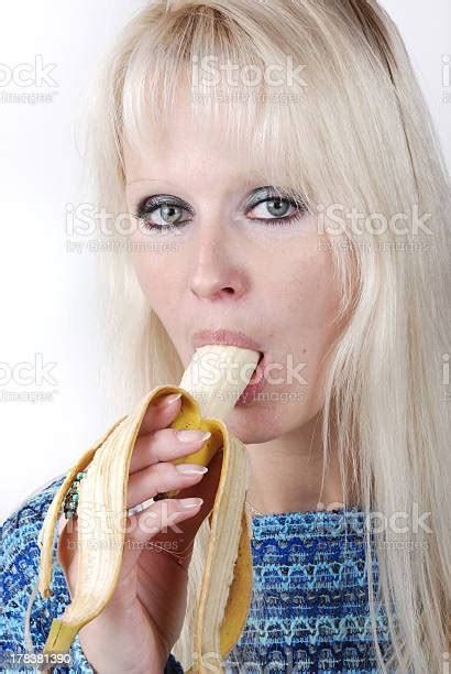 Photo Libre De Droit De Blonde Femme Manger Une Banane Banque Dimages Et Plus Dimages Libres
