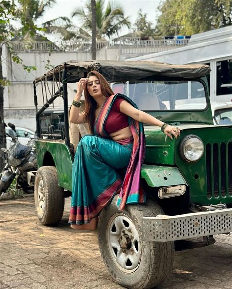 Ankita Dave Curvy Navel Folds Exposed In Saree Desi Girlz