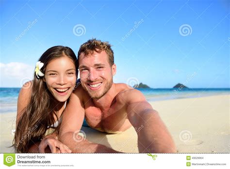 paare die auf dem strand macht selfie foto sich entspannen stockfoto bild von kamera schauen