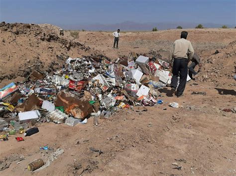 بیش‌از سه تن موادغذایی فاسد در زاهدان معدوم شد ایرنا