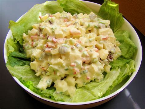 Si bien la ensalada waldorf original no lleva crema, esta suaviza a la mayonesa y, a mi gusto, mejora en mucho el sabor. Savoir Faire: Festiva y crujiente ensalada Waldorf