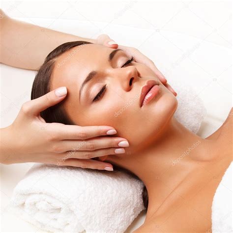 Gezicht Massage Close Up Van Een Jonge Vrouw Krijgen Spa Behandeling ⬇ Stockfoto Rechtenvrije
