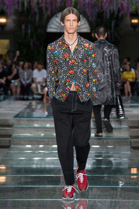 2019 (mmxix) was a common year starting on tuesday of the gregorian calendar, the 2019th year of the common era (ce) and anno domini (ad) designations, the 19th year of the 3rd millennium. VERSACE SPRING SUMMER 2019 MEN'S COLLECTION | The Skinny Beep