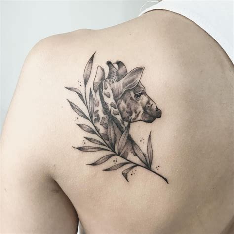 It will contain a horse head and sunflowers. Tatuagem feita por Samantha Sam de São Paulo. Girafa com ramo no ombro. | Giraffe tattoos, Girl ...