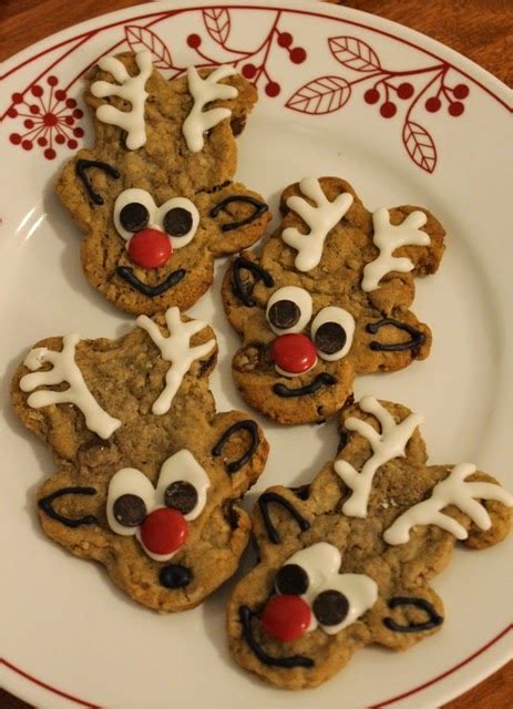 Upsidedown gingerbread man made into reindeers / 15 best gingerbread men cookie recipes. Makey Bakey