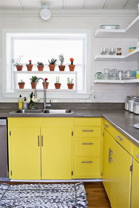 En este caso, los gabinetes inferiores de la cocina se han pintado de un bonito rojo granero, y luego finalizado con un esmalte, barniz o. Colores para cocinas. Ideas para decorar la cocina.