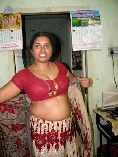 Hot Poses Of Aunties Indian Saree Navel Under Blouse Belly