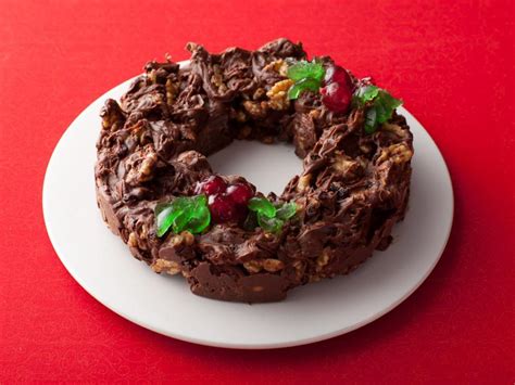 It seems like a lot of people to cook for, but yearwood is always up to the challenge. Five-Minute Fudge Wreath Recipe | Rachael Ray | Food Network