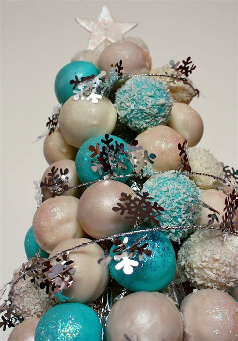 Pretty to look at and yummy to eat. Vanilla Clouds and Lemon Drops: The 12 Days of Christmas ~ Day 12: Cake Pops Christmas Tree