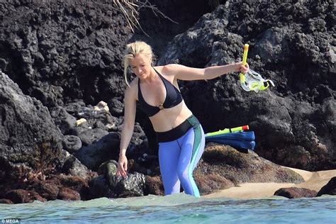Megyn Kelly Snorkels On Vacation In Hawaii Daily Mail Online
