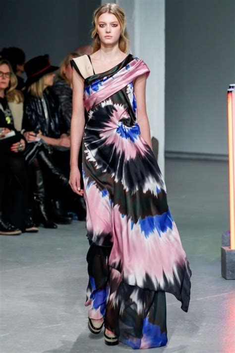 But it's not the same kind of dye, it doesn't work the same. Dust Off Your Tie Dye Shirts: Rodarte Shows Us 3 Ways to ...