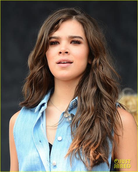 photo hailee steinfeld shows off her new merch404 photo 3715302 just jared entertainment news