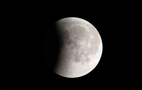 Stasera Uneclissi Parziale Di Luna Visibile Dallitalia Ecco A Che