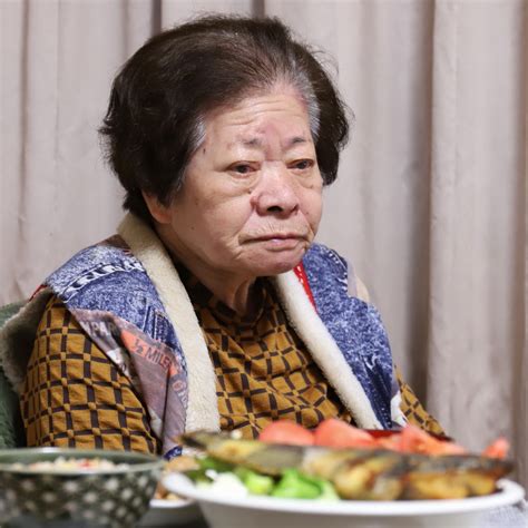 86歳のおばあが2色のパプリカで和食を彩る、炊き込みごはんと味噌汁 おばあめし