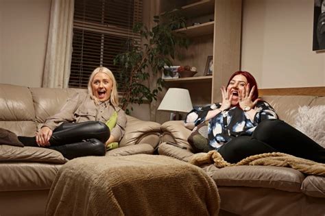 Gogglebox Viewers Grossed Out By Ellie And Izzis Graphic Poo Chat