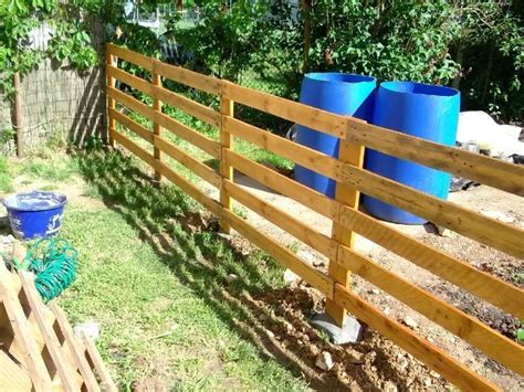 La clôture pour chiens anneau est la clôture parfaite pour créer une zone sécurisée pour les enfants et les chiens dans le jardin. 75656402 | Barrière jardin, Palette jardin, Jardinage