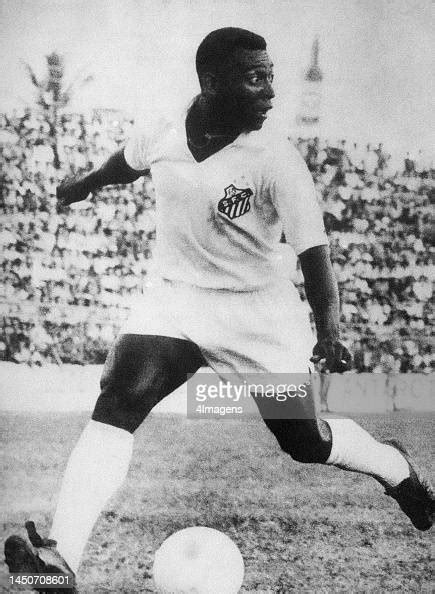 Brazilian Footballer Pelé In Action For Santos In 1974 News Photo