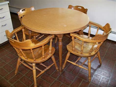 Lot Round Kitchen Table With Four Oak Chairs