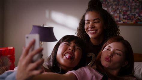 Ginny & georgia is an american drama streaming television series created by sarah lampert that was released on netflix on february 24, 2021. Ginny & Georgia | Divulgada as primeiras imagens e data de ...