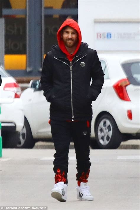 Maybe you would like to learn more about one of these? Lionel Messi se promène avec sa femme enceinte et son fils ...