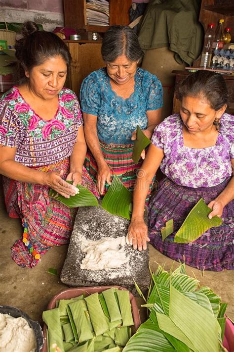 Mujeres Mayas Que Preparan La Comida En Guatemala Fotografía Editorial