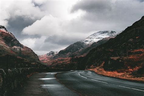 Road Between Mountains · Free Stock Photo