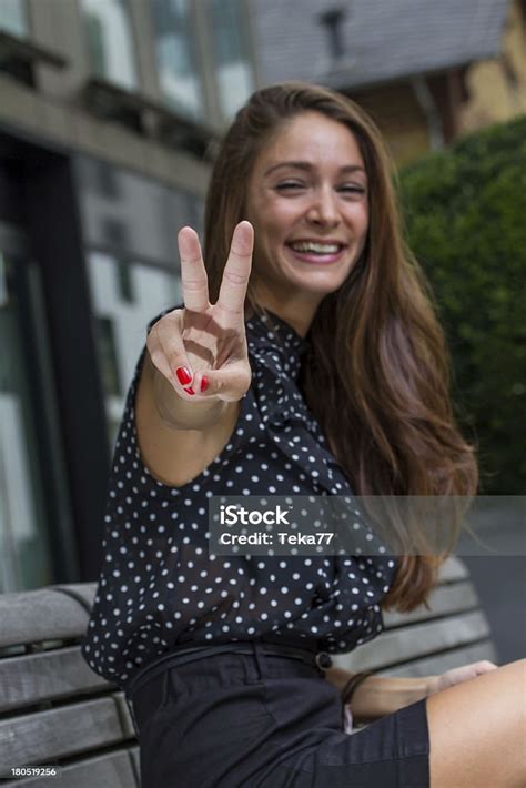 Schöne Junge Frau Zeigt Das Peacezeichen Stockfoto Und Mehr Bilder Von Attraktive Frau